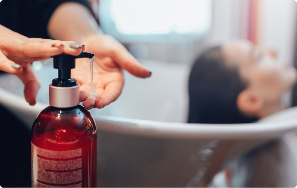 As an additive to a shampoo against hair loss and oiliness